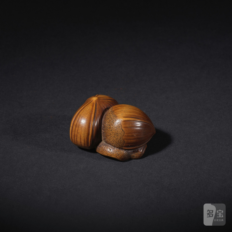 木彫根付 栗 銘「元龍子 一宮長義(花押）」 19世紀前期 | NETSUKE EN BOIS REPRÉSENTANT TROIS CHÂTAIGNES